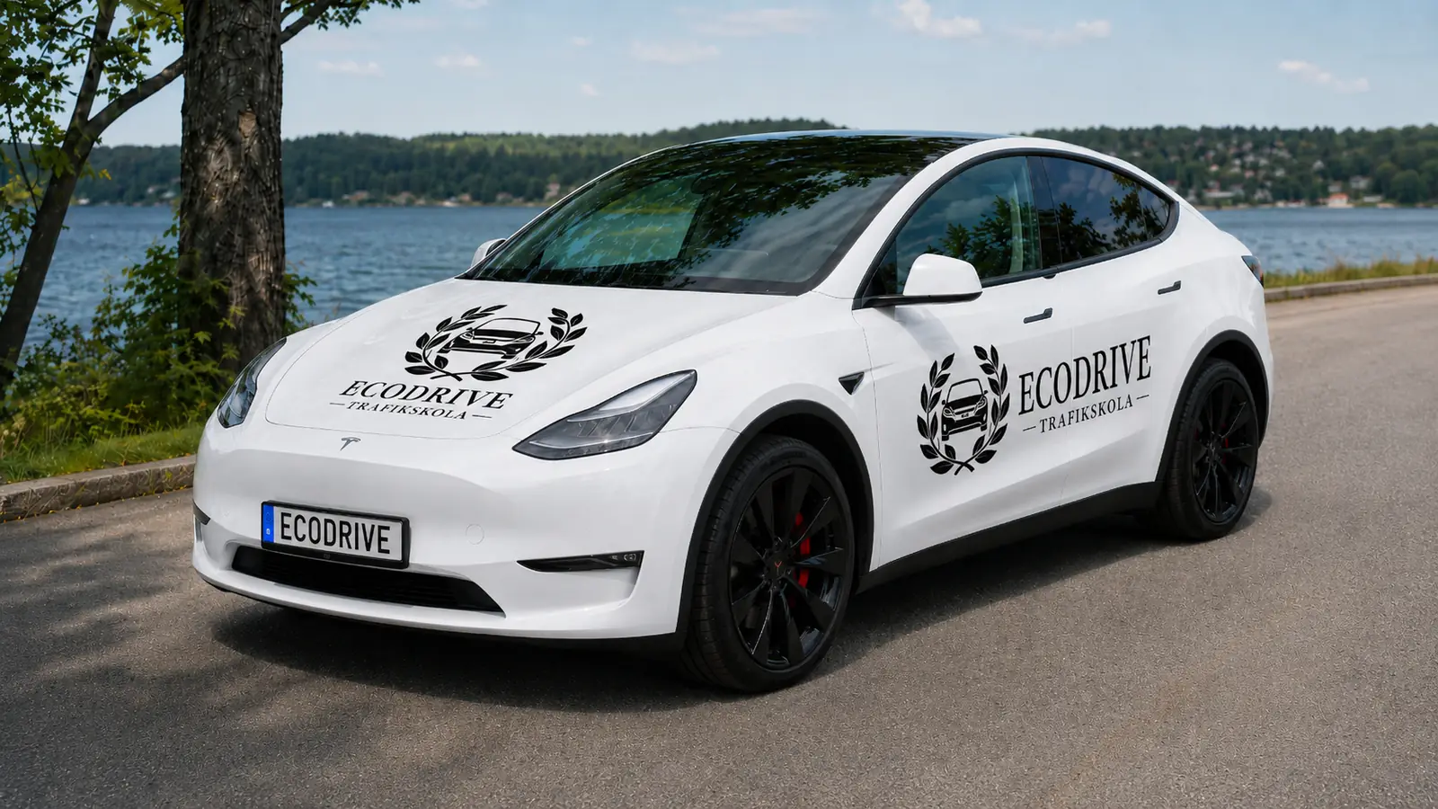 سيارة Ecodrive البيضاء Tesla Model Y Performance بألوان المدرسة