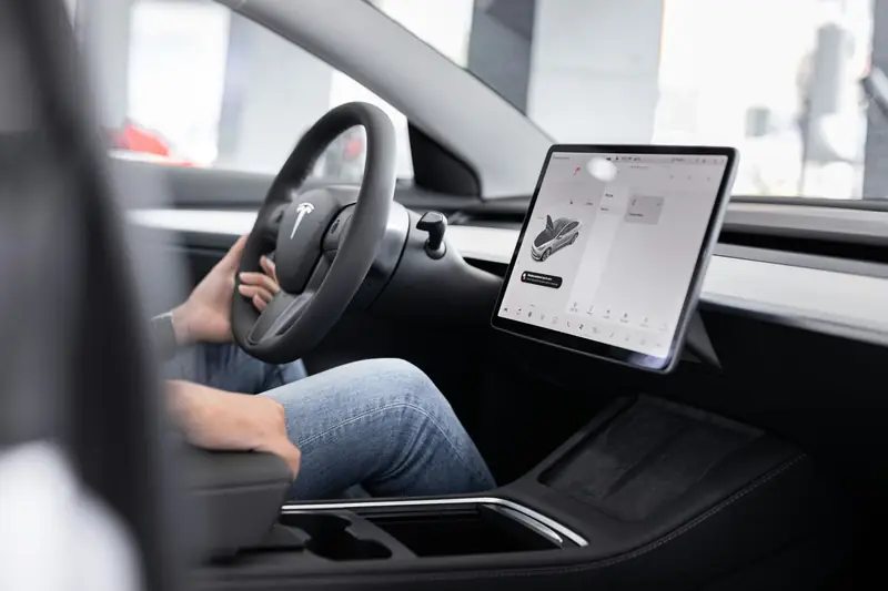 طالب خلف مقود سيارة Tesla لدى Ecodrive Trafikskola