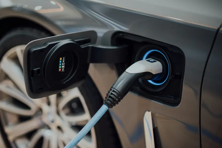 Elbil som laddas hos Ecodrive Trafikskola