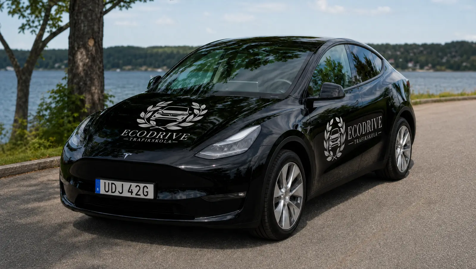 سيارة Ecodrive السوداء Tesla Model Y Long Range بألوان المدرسة
