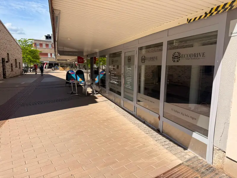 Ecodrive Trafikskolas lokal med skyltfönster i Kallhäll centrum